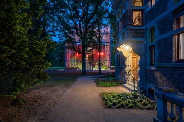 Evening view of backside of Villa OpUnDi, view on The Looking Glass, LABIOMISTA, Genk (BE) © Koen Vanmechelen 2019 Photo by Kris Vervaeke