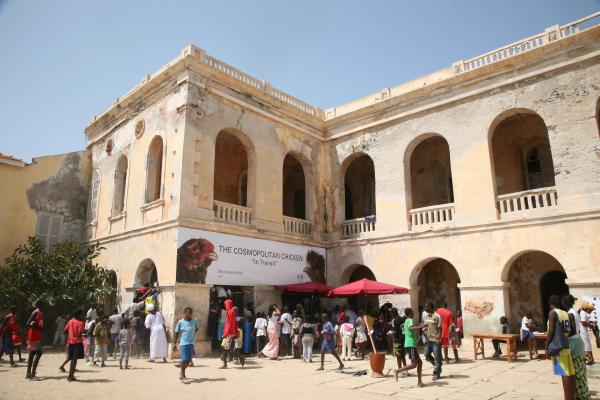 Expo, THE COSMOPOLITAN CHICKEN PROJECT - IN TRANSIT, ArtAids, Dakar, 2010 ( Senegal) © Koen Vanmechelen
