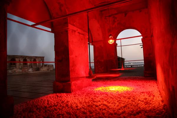 Expo, THE COSMOPOLITAN CHICKEN PROJECT - IN TRANSIT, ArtAids, Dakar, 2010 ( Senegal) © Koen Vanmechelen