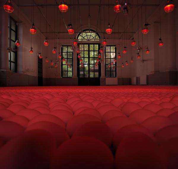 The Waiting Room © Koen Vanmechelen, photo PHILIPPE VAN GELOOVEN
