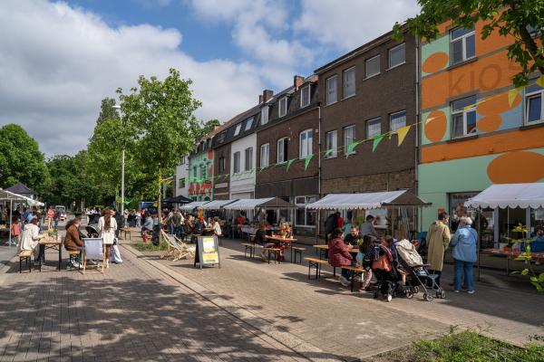 Buurtfeest en opening Mixed Menu Wallpaper
