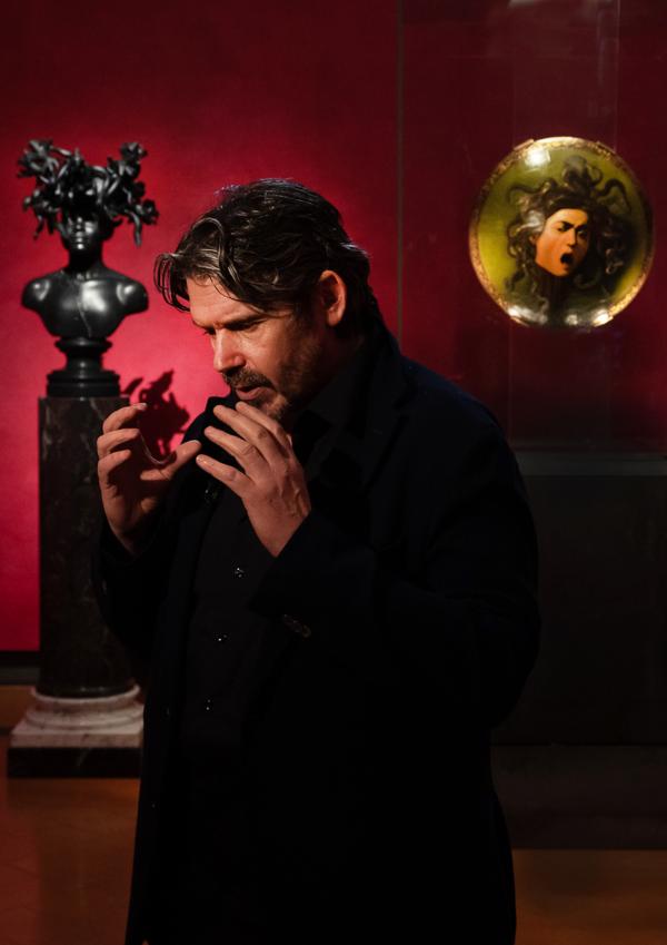 Koen Vanmechelen at the Uffizi during his solo exhibition Seduction, Firenze (IT), photo Kris Vervaeke Koen Vanmechelen at the Uffizi during his solo exhibition Seduction, Firenze (IT), photo Kris Vervaeke
