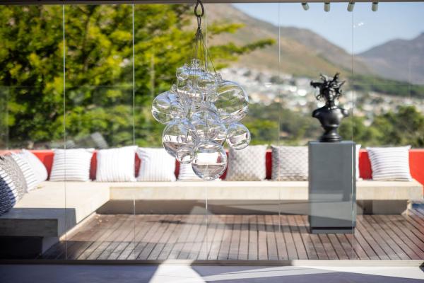 Cosmopolitan Renaissance, Hout Bay, Cape Town (SA), 11-28 Feb 2025 © Karen Winter Cosmopolitan Renaissance, Hout Bay, Cape Town (SA), 11-28 Feb 2025 © Karen Winter