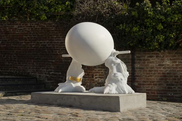 The Walking Egg © Koen Vanmechelen