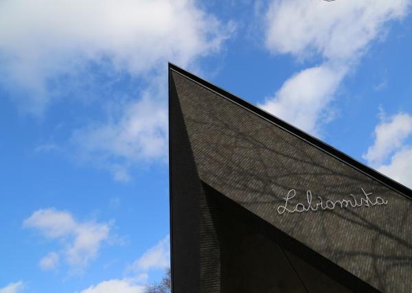 The Ark, close-up of Koen Vanmechelen’s handwritten neon work on the entrance building of LABIOMISTA. © Koen Vanmehcelen 2019, photo by Stoffel Hias